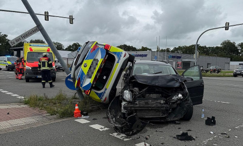 Der Streifenwagen kam zwischen einer Straßenlaterne und dem weiteren Unfallfahrzeug zum Stillstand.   (Archiv)