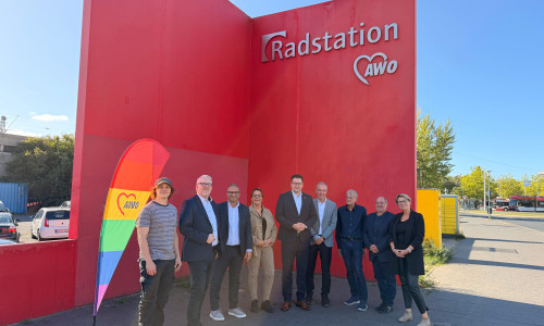 Zum Jubiläum der AWO-Radstation gratulierte u. a. Dr. Thorsten Kornblum, Oberbürgermeister der Stadt Braunschweig: (v.l.n.r.) Erik Schumacher (Werkstattleiter der AWO-Radstation), Falk Hensel (Geschäftsfeldleiter Familie & Soziale Dienste, AWO-Bezirksverband Braunschweig), Rifat Fersahoglu-Weber (Vorstandsvorsitzender, AWO-Bezirksverband Braunschweig), Kathrin Rietz (Jobcenter Braunschweig), Oberbürgermeister Dr. Thorsten Kornblum, Thomas Zauritz (Geschäftsführer des AWO-Psychiatriezentrums), Ulf Kelchheuser (Einrichtungsleiter der AWO-Radstation), Maic Lindner (stellv. Vorstandsvorsitzender, AWO-Bezirksverband Braunschweig) und Katrin Miehe-Scholz (Jobcenter Braunschweig).
