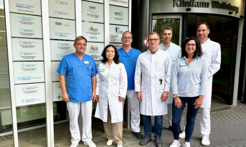 Haben den doppelten Qualitätscheck des gemeinsamen Cancer Centers bestanden (v. li. n. re.): Dr. Marcel Ott, Stellv. Sprecher des Cancer Centers, Priv.-Doz. Dr. Mignon-Denise Keyver-Paik, Leitung Brustzentrum, Dr. Steffen Neumann, Leitung des Zentrums für Hämatologische Neoplasien, Dr. Thomas Jungbluth, Leitung des Viszeralchirurgischen Zentrums (gemeinsam mit Prof. Dr. Homann), Prof. Dr. Florian Fuller, Leitung Prostatazentrum,  Sarina Schätz, Qualitätsmanagementbeauftragte, Prof. Dr. Nils Homann, Leitung des Viszeralchirurgischen Zentrums (gemeinsam mit Dr. Jungbluth) und Sprecher des Cancer Centers