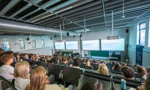 Blick in den Hörsaal bei der Erstsemesterbegrüßung am Campus Wolfsburg der Ostfalia Hochschule.