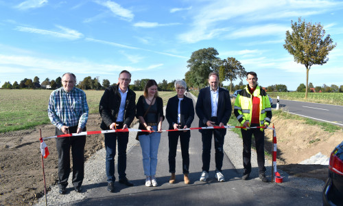 Gaben den neuen Radweg für den Verkehr frei (v.l.n.r.): Ahlumer Ortsbürgermeister Siegfried Hauptstein, Wolfenbütteler Stadtbaurat Klaus Benscheidt, Atzumer Ortsbürgermeisterin Kerstin Hoyer, Landrätin Christiana Steinbrügge, WLW-Betriebsleiter Torsten Ruhe und Ingo Steinwedel vom Planungsbüro iwb.