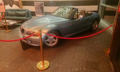 In der Ausstellung unter anderem zu sehen: Der BMW Z3, der in "GoldenEye" als Bondcar zu sehen war.