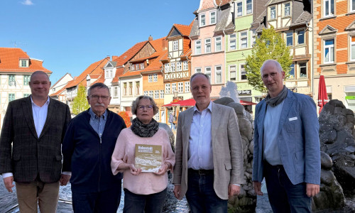 Susanne Weihmann mit v. l. Bürgermeister Wittich Schobert, Jochen Weihmann, Erster Stadtrat Henning Konrad Otto, stellvertr. Fachbereichsleiter Kultur und Tourismus Holger Becker