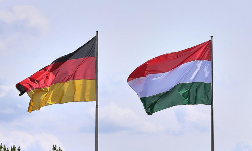 Fahnen von Deutschland und Ungarn (Archiv)