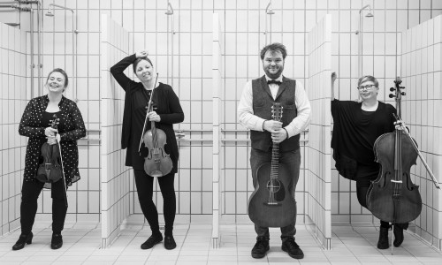 Von den eindrucksvollen Landschaften Islands erzählt Musiker Svavar Knútur in der Kniestedter Kirche.
