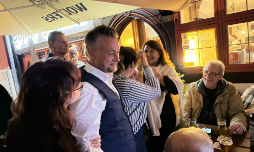 Ivica Lukanic ist völlig überrascht vom eigenen Wahlerfolg. Gespannt verfolgt er die Zwischenergebnisse.