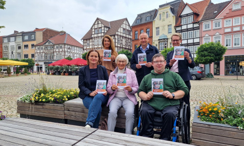 Gemeinsam auf den Weg gebracht: Die neue Broschüre. (1. Reihe v.l.) Ulrike Treptow (Lebenshilfe Peine-Burgdorf), Ingrid Hoyer (Seniorenbeirat der Stadt Peine) Julian Drozdziol (Arbeitsgemeinschaft Barrierefreiheit), 2. Reihe v.l.) Anja Barlen-Herbig (Geschäftsführung Peine Marketing GmbH), Bürgermeister Klaus Saemann (Aufsichtsratsvorsitzender der Peiner Marketing GmbH), Kathrin Klingenberg (Projektverantwortliche Peine Marketing GmbH).