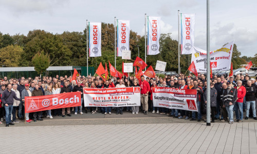 Die Belegschaft demonstrierte vor dem Werkstor.
