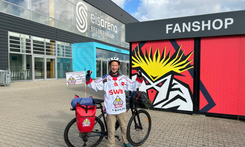 Sven Glaß kurz vor seiner Abfahrt nach Krefeld an der Eisarena Bremerhaven.
