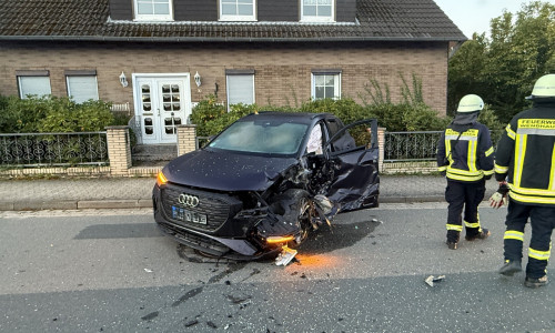 Der Audi war mit dem Trecker zusammengestoßen.
