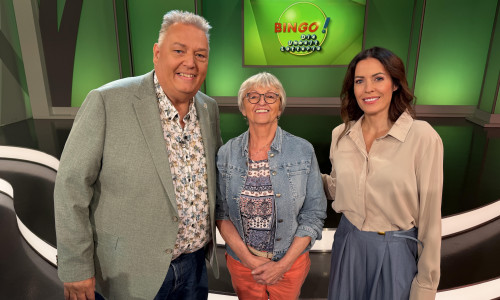 Nach der Sendung gab es noch ein Erinnerungsfoto mit den Moderatoren Michael Thürnau und Jule Gölsdorf (re.).