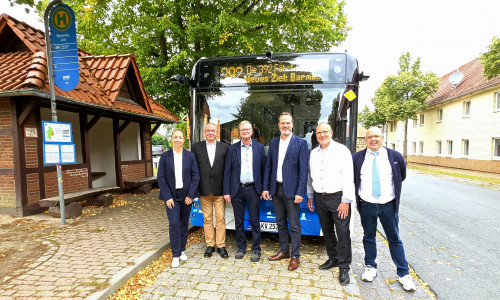 v.l.: Christiane Hummert (Betriebsleiterin KVG), Wittich Schobert (Bürgermeister Helmstedt), Dr. Michael Thiesies (Leiter der Verkehrsabteilung KVG), Steffen Müller (Geschäftsführer KVG), Dr. Stefan Weferling (Ortsbürgermeister Barmke) und Andy Giese (Fahrdienstleiter KVG).