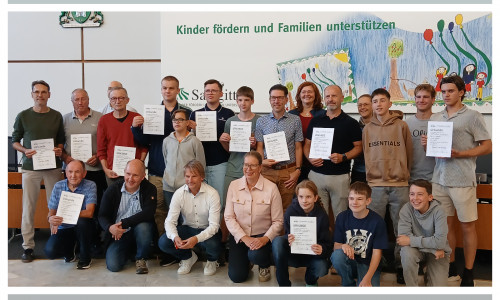 Erster Bürgermeister Stefan Klein (vorne 3. v. li.) und Sponsorin Nicole Mölling (vorne 4.v.li.) mit den Siegerinnen und Siegern des Stadtradeln und Schulradeln 2026. 