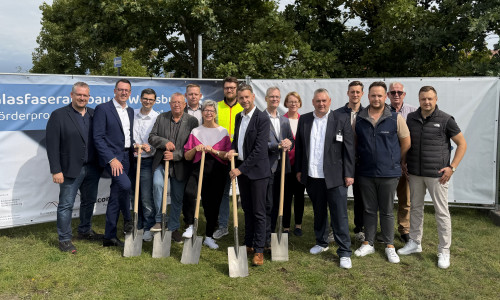 Der geförderte Glasfaserausbau in Wolfsburg geht in die Bauphase. Vertreter aus Politik, Stadtverwaltung sowie der umsetzenden Firmen haben im Beisein von Oberbürgermeister Dennis Weilmann den offiziellen Spatenstich gefeiert.