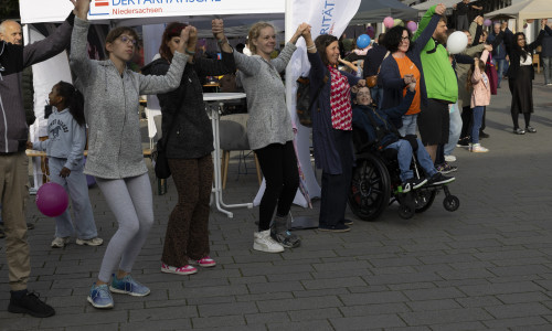Am Ende der Veranstaltung bildeten die Besucherinnen und Besucher des Aktionstags eine Menschenkette als Zeichen der Verbundenheit.