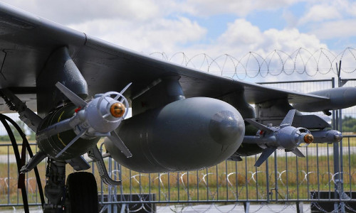 Bewaffnung unter einem Kampfjet (Archiv)
