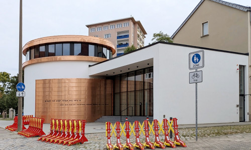 Zum Schutz vor Anschlägen stehen Fahrzeugsperren vor dem Eingang der Synagoge in Dessau. 