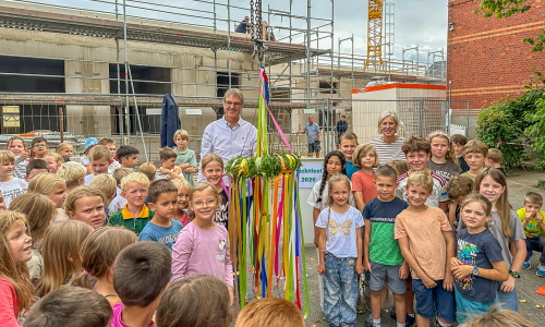 Beim Familienrichtfest bekamen die Schulkinder einen eigenen Richtkranz. 