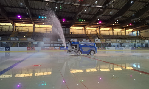 Spiegelglatt: Das Eis in der Eissporthalle wartet wieder auf Schlittschuhbegeisterte.