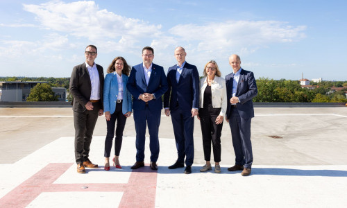  Kaufmännischer Geschäftsführer Jan-Olaf Klok (skbs); medizinische Geschäftsführerin Priv. Doz. Dr. Alina Dahmen (skbs); Oberbürgermeister Dr. Thorsten Kornblum (Stadt Braunschweig); Dr. Jan Wolff (KHM); Geschäftsführende Vorständin Bianca Wessels (HEH) und Erster Stadtrat und Aufsichtsratsvorsitzender Christian A. Geiger.