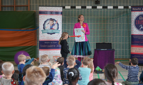 Mit einer Zahnbürste zaubern? Das funktioniert genauso gut wie mit einem Zauberstab, wie einige Kinder auch selbst ausprobieren dürfen.
