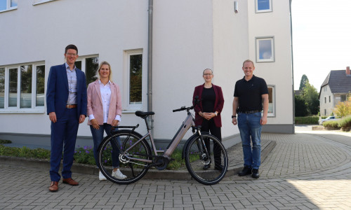 Tobias Grünert (Bürgermeister), Annika David (Sachbearbeiterin Gesundheitsmanagement und Organisation), Anika Tiburczy (Fachbereichsleitung Zentrale Dienste und Finanzen) und Dennis Kopaniarz (Fachdienstleister Personal, Organisation, Feuerwehr, IT) (v. li.).