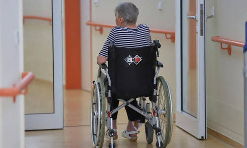 Alte Frau in einem Pflegeheim (Archiv)