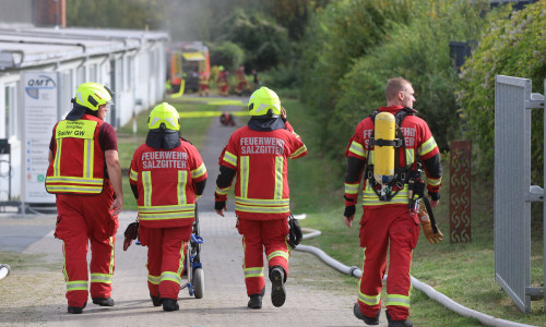 Die Feuerwehr ist derzeit bei einem Lagerhallenbrand im Einsatz.