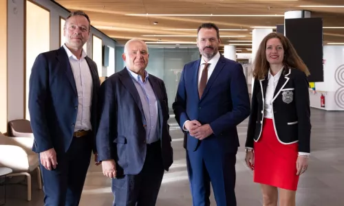Beim Wechsel in der Herzchirurgie (v. l.): Jan-Olaf Klok, Kaufmännischer Geschäftsführer des skbs; Priv. Doz. Dr. Wolfgang Harringer, langjähriger Chefarzt der HTG-Klinik; Prof. Dr. Sven Peterß, neuer Chefarzt der HTG-Klinik; Priv. Doz. Dr. Alina Dahmen, medizinische Geschäftsführerin des skbs.