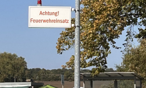 Akustisch und optisch wird auf die Einsätze der Feuerwehr hingewiesen.