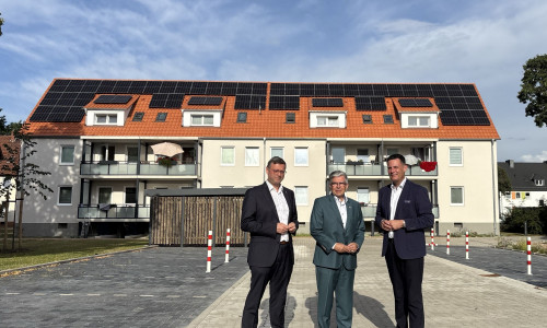 GWG-Geschäftsführer Andreas Otto (M.) erläutert Bürgermeister Matthias Nerlich (r.) und Stadtbaurat Oliver Bley (l.) die vollzogenen Modernisierungsmaßnahmen am Herbert-Trautmann-Platz.