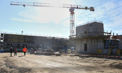 Baukran auf einer Baustelle (Archiv)