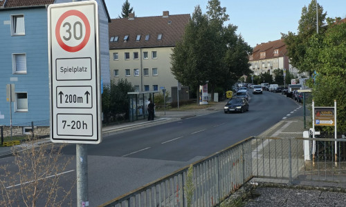 Vor einigen Spielplätzen in Wolfenbüttel, wie hier im  Doktorkamp, gilt nun Tempo 30. 
