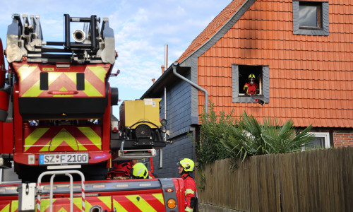 Die Spuren des Brandes sind auch von außen sichtbar.