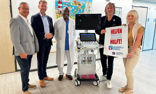 Übergabe des Ultraschallgeräts in der Kinderklinik: Nico Alaimo, Oberbürgermeister Dennis Weilmann, Dr. Sally Mukodzi, Jens-Uwe Kirsch, Edith Horn.
