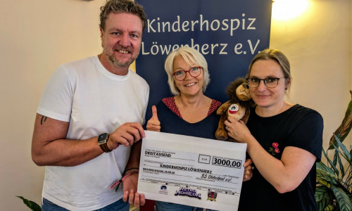 Freude über die Spendenaktion bei (v.li.) Tobias Henze, Melinda Lechtenberg, Annika Scholz-Ludas