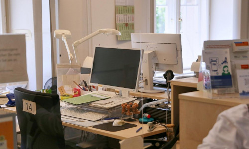 Arbeitsplatz in einer Behörde (Archiv)