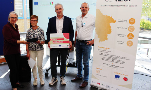 Gaben den Startschuss zum Innovations-Netzwerk SONNECT (von links): Ostfalia-Vizepräsidentin Prof. Dr. Ina Schiering, Astrid Paus vom Amt für regionale Landesentwicklung Braunschweig, Verbandsdirektor Ralf Sygusch vom Regionalverband Großraum Braunschweig und Kai Hillebrecht, Leiter des Wissens- und Technologietransfers der Ostfalia-Hochschule.