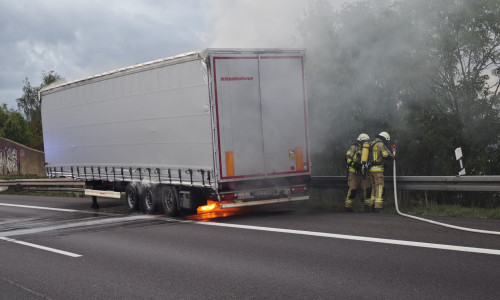 Die Feuerwehr musste einen Lkw auf der A2 löschen.