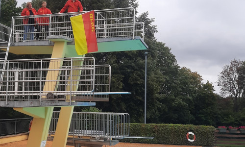 Die DLRG-Fahne wurde eingeholt.