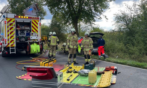 An der Einsatzstelle, der Rettungsdienst konnte nur noch den Tod des Fahrers feststellen (Archiv)