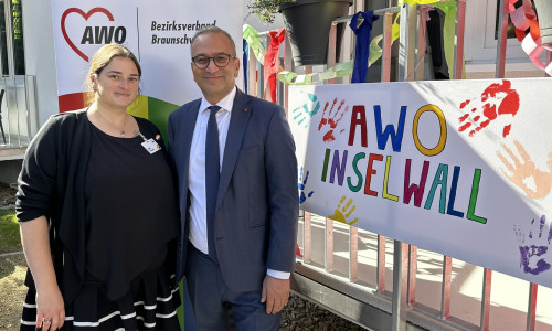 Katja Ruhland, Einrichtungsleitung des Sozialpsychiatrischen Zentrums in Braunschweig am Inselwall, und Rifat Fersahoglu-Weber, Vorstandsvorsitzender des AWO-Bezirksverbands Braunschweig, begrüßten Bewohner, Mitarbeiter sowie Politiker und kommunale Vertreter zur Eröffnungen des neuen Wohnangebots.