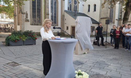 Oberbürgermeisterin Urte Schwerdtner bei ihrer Ansprache vor der Enthüllung des Gedenksteins.