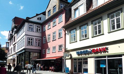 Das rosé-farbene Haus (hier in der Bildmitte) in der Goslarer Altstadt kommt bald unter den Hammer.