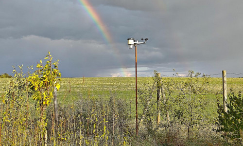 Regenbogen an Wetterstation (Archiv)