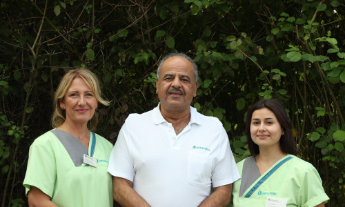 Bietet jetzt eine neue Sprechstunde im MVZ in Seesen: Dr. Mohamed Diab, im Bild mit zwei Mitarbeiterinnen. 