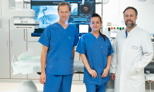 Präsentieren das mordernisierte Herzkatheterlabor (v. l.): Oberarzt Dr. Andreas Klumb, Leiter der Herzkatheterlabore; Ana-Maria Ayala-Vargas, Koordinatorin im Herzkatheterlabor und Prof. Dr. Tibor Kempf, Chefarzt der Klinik für Kardiologie und Intensivmedizin.