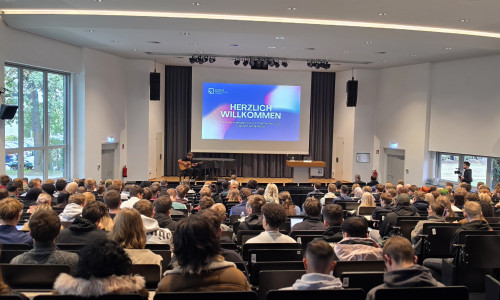Blick in die Aula bei der Erstsemesterbegrüßung am Campus Wolfenbüttel der Ostfalia Hochschule.
