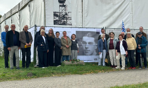Vertreterinnen der Zivilgesellschaft, der Vorstand des Freundeskreises KZ-Außenlager Laagberg e. V. sowie Vertreterinnen der Stadt und der Politik kamen zur Vorstellung der neuen Informationsbanner zusammen.
