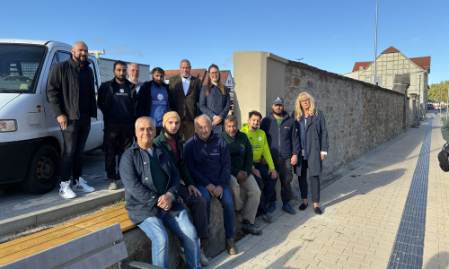 Das Projektteam freut sich über die erfolgreich abgeschlossene Restaurierung der denkmalgeschützten Mauer.